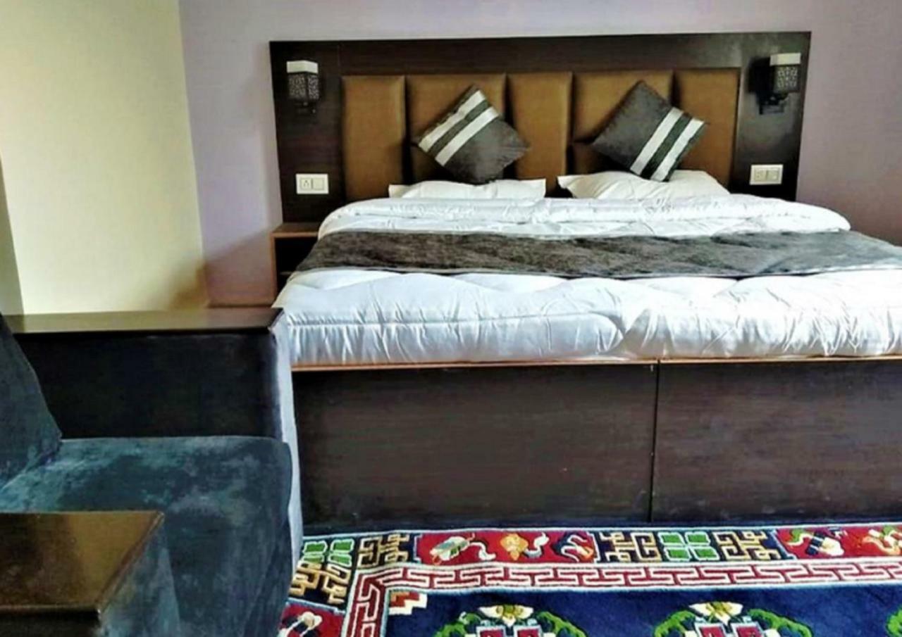 Hotel Kargil Heights Esterno foto